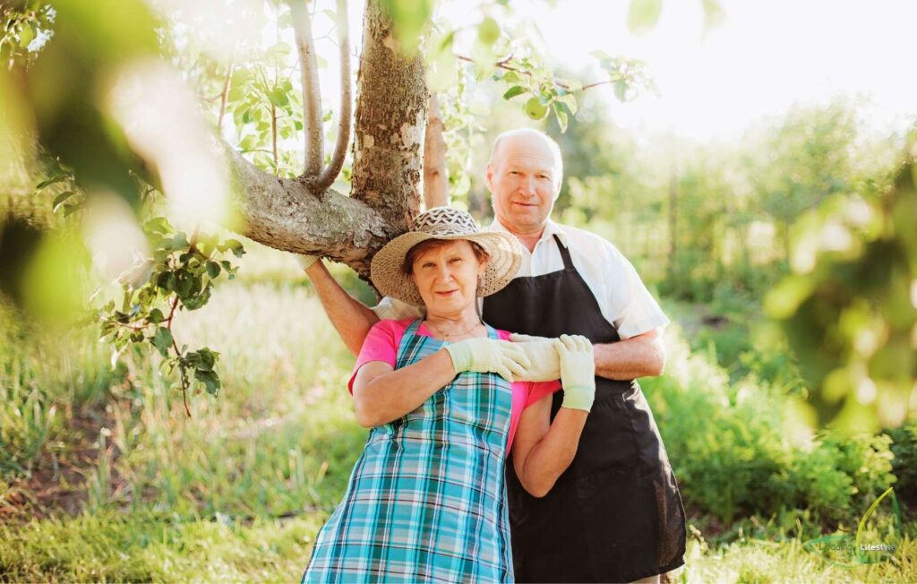 Gardening-apron-for-seniors-Leading-Lifestyle-PathosBay.jpg