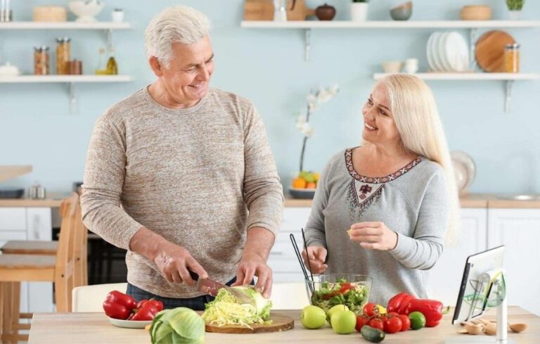 happy-old-couples-cooking-at-kitchen