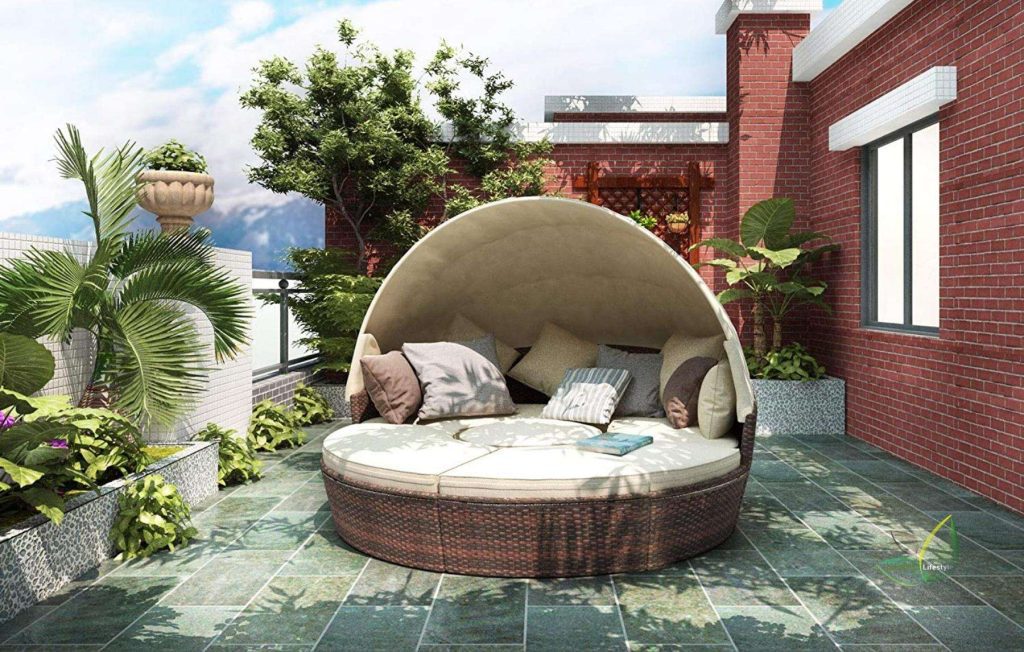 Outdoor daybed with canopy cover